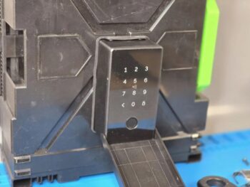 Установка умного кей-бокса Ttlock для сдачи квартиры посуточно