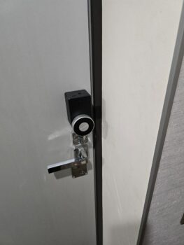 На металлическую дверь с замком Гардиан 25.14 установлен замок U009