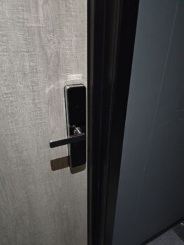 Умный замок TTLock Z818-S в апарт-отеле «Ярд Резиденс»